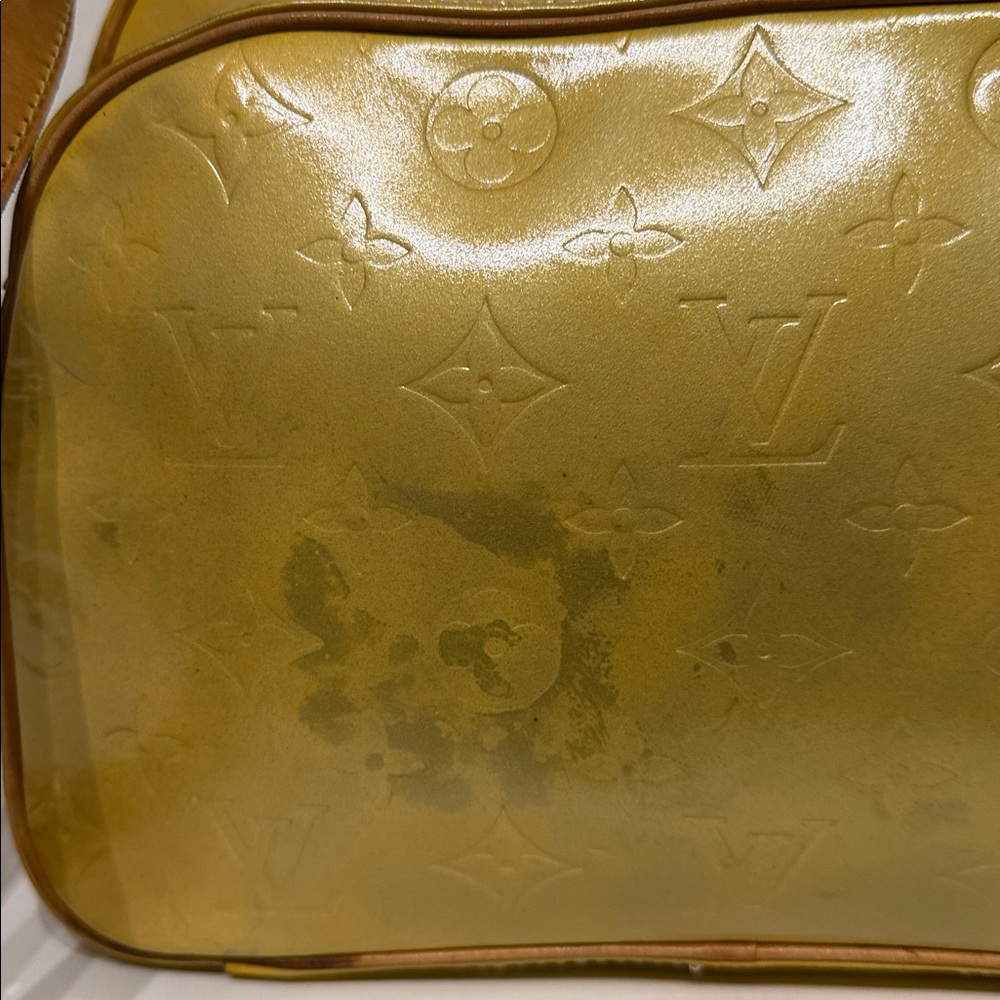 Louis Vuitton Shimmering Gold Bag-pack. Some stain - Picture 4 of 11